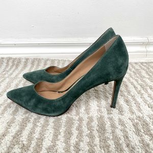 Banana Republic sued heels